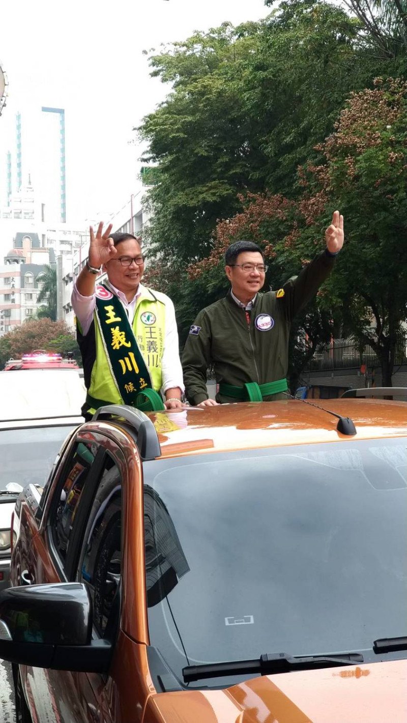 民進黨主席卓榮泰與王義川一同掃街拜票。   圖：民進黨中央/提供