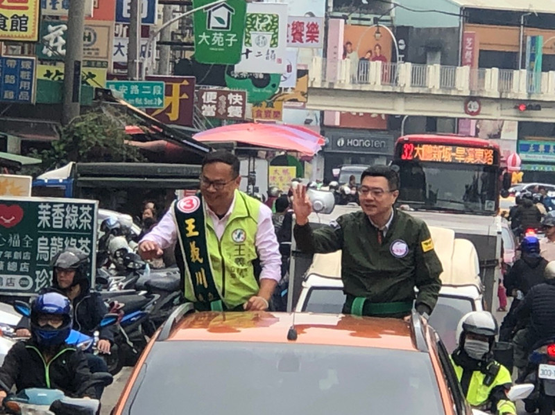 民進黨主席卓榮泰陪同王義川車隊掃街。   圖：王義川競選總部/提供