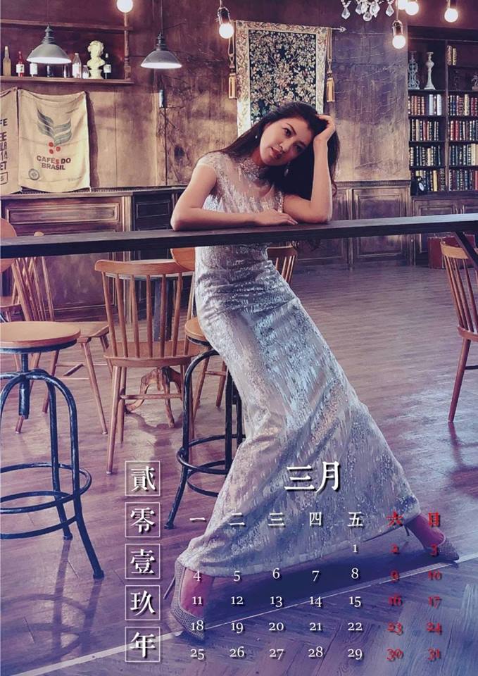 立委許淑華，今（20）日在臉書上傳一張穿著銀光閃閃的長禮服照，問網友「出這樣的月曆，會有人想要嗎？」   圖：擷自許淑華臉書