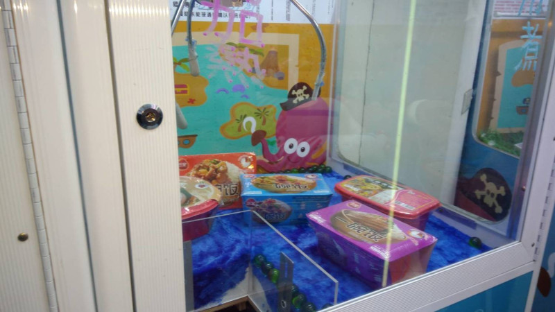 淡水區的一台夾娃娃機，以大陸肉製品的波微食品供客人夾取，是被查獲夾娃娃機涉嫌違反動物傳染病條例的首例。 
   圖：新北市非洲豬瘟災害應變中心提供