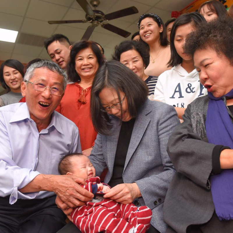 總統蔡英文（中）與總統府秘書長陳菊（右）一同拜訪高雄戴氏家族。   圖：擷自蔡英文臉書
