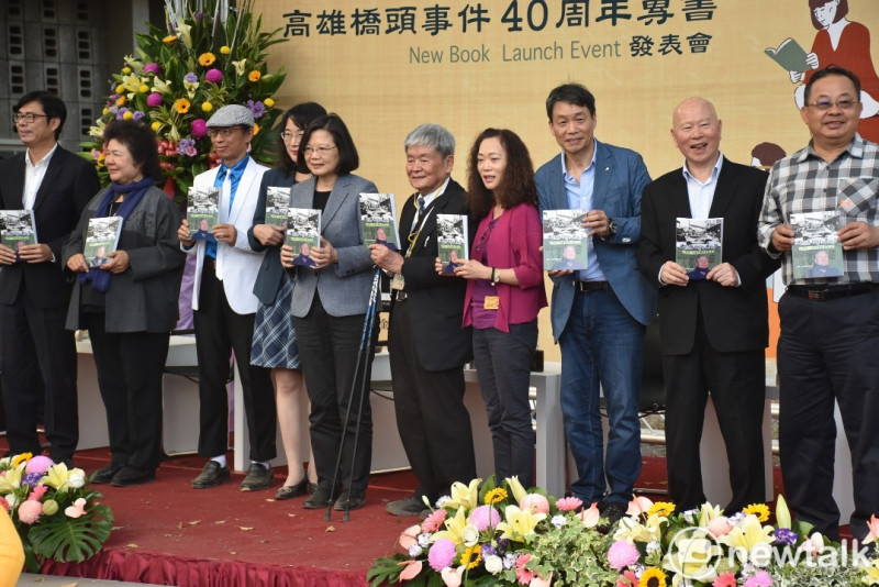 總統蔡英文(左四)今天出席「橋頭事件40周年專書」發表會。   圖 : 孫家銘／攝