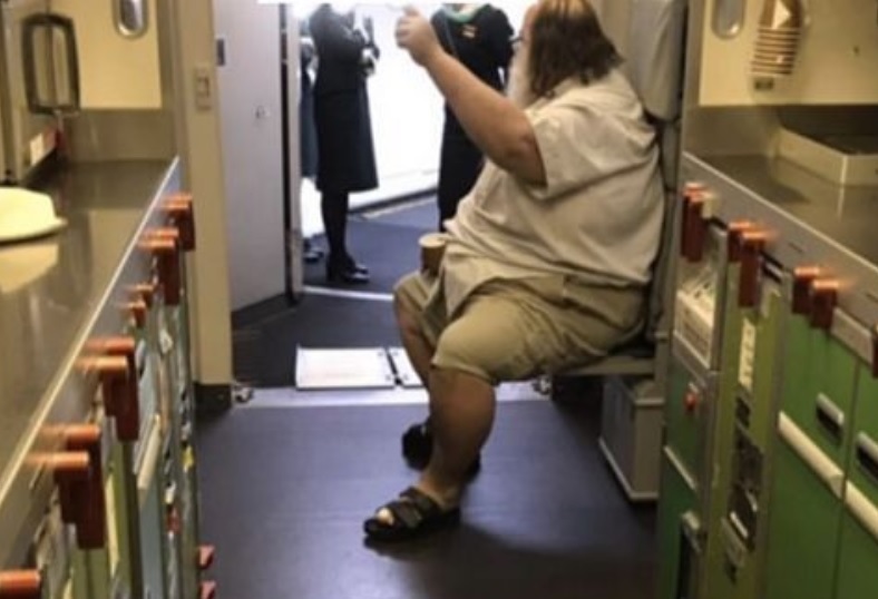 本月19日搭乘長榮航空的洋男，如廁時要求女性空服員幫他脫褲，甚至要求為他擦屁股。現傳出該名乘客今年5月將再次搭乘長榮班機。   圖：翻攝自PTT