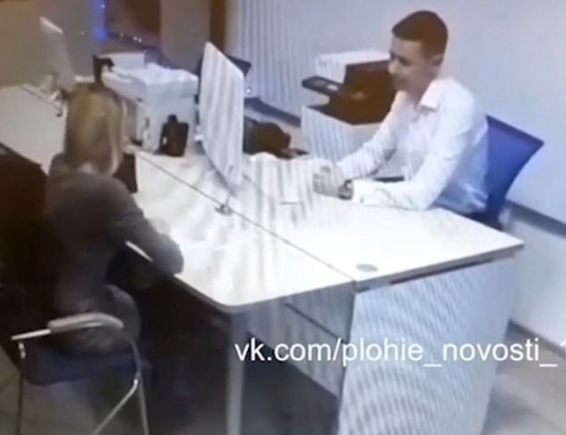 俄羅斯一名脫衣舞女郎，因貸款被拒，竟在銀行行員面前把上衣脫光光。   圖／翻攝DailyMail