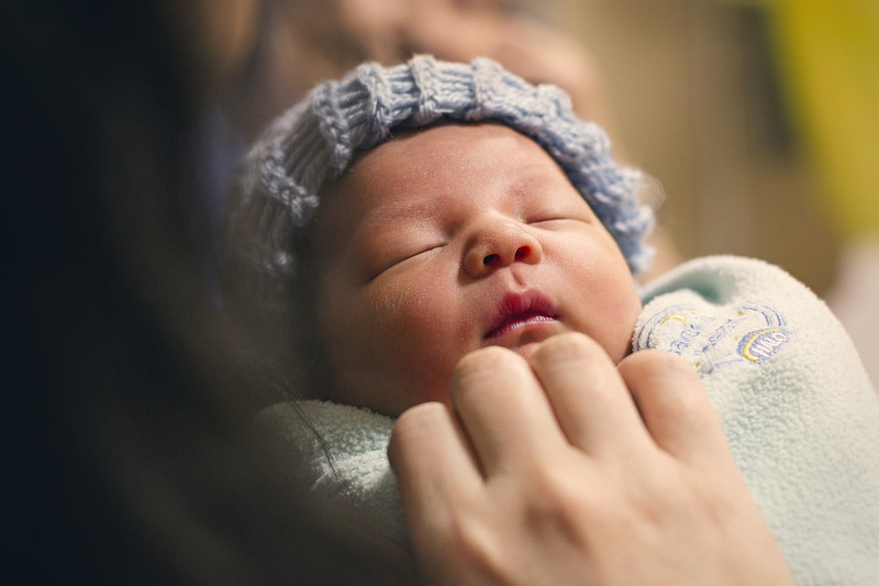 衛福部統計，近5年高達165名嬰兒死於「嬰兒猝死症」，為降低猝死風險，國健署建議，寶寶應保持仰睡姿勢。   圖 / Pixabay