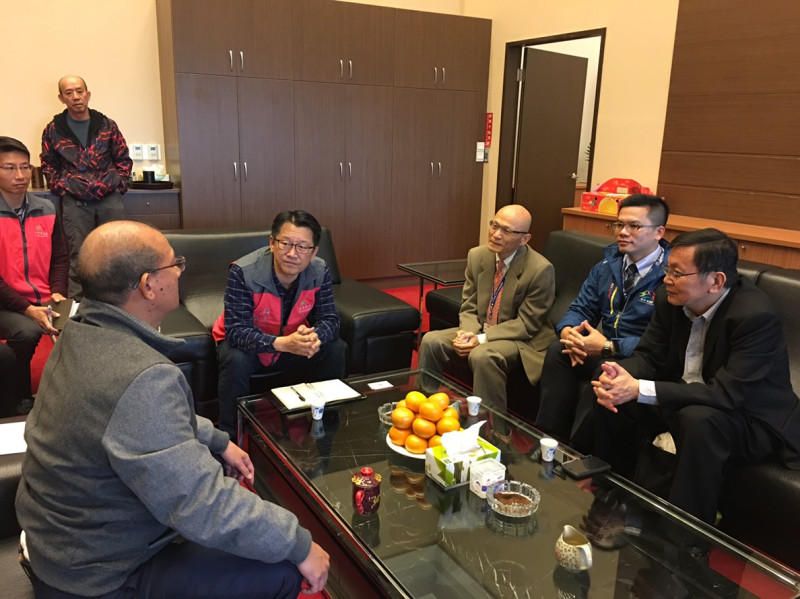 台中市議長張清照接見來訪的市府官員，特別提出青年「外漂」問題。   台中市議會/提供
