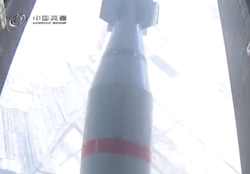 《中國兵器》視頻中出現的中國版的「炸彈之母」投擲畫面。   圖：翻攝《環球網》