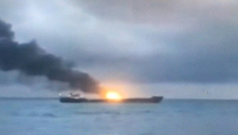 克里米亞半島刻赤海峽外海發生火燒船意外,疑似輸送燃料引起爆炸,濃煙直竄高空。 圖:翻攝Mehmet Dikbayır推特