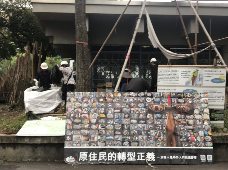 原住民團體「原轉小教室」已在凱道附近二二八公園駐紮699天。   圖：周煊惠 / 攝