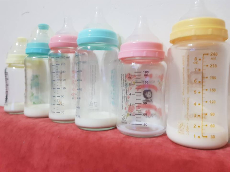 新手媽媽在臉書社團表示，小孩喝奶都會剩迷樣的 30cc ，引發廣大迴響。   圖 / 翻攝自爆料公社