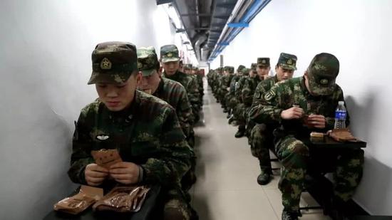 中國大陸官媒《環球網》22日曝光「中國戰略導彈部隊地下坑道訓練」的一系列照片和報導。   圖：翻攝環球網