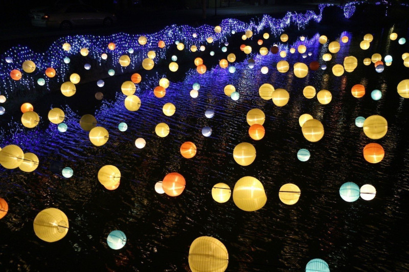 「2019月津港燈節」以「呼吸與光」兩大主軸呈現創作，並有32組件藝術燈景，把展示區域幻化為「夜之美術館」。   圖：截自台南旅遊網