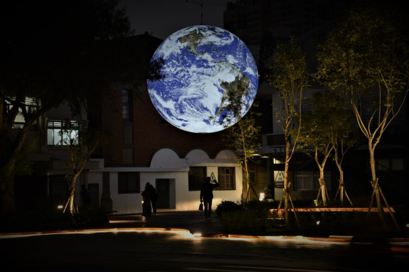 新竹燈會內的《蓋亞》意為地球，大小約為真實地球的180萬分之一，表面印有NASA授權的地球，也成為近期熱門的打卡景點。   圖：截自新竹過好年2019臉書粉絲專頁