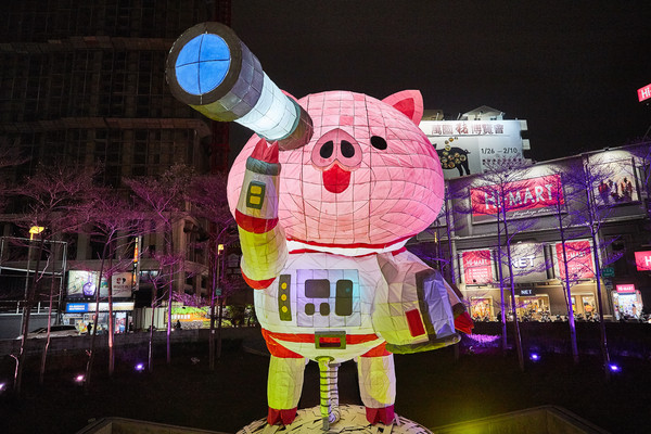 新竹燈會的主燈「粉紅探索小豬太空人」。   圖：新竹市政府／提供