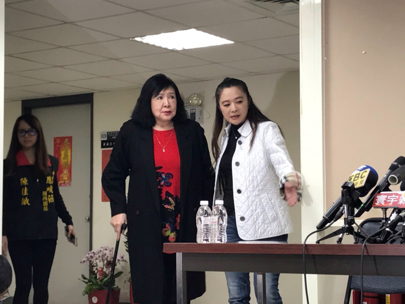 鄭惠中（左）衝動打人行徑引發外界撻伐，而事後在台北市議員應曉薇（右）的陪同下召開記者會說明。資料照片。
   圖：周煊惠/攝