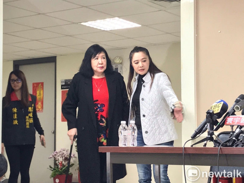 鄭惠中（左）在台北市議員應曉薇（右）的陪同下，針對呼巴掌事件召開記者會。   圖：周煊惠 / 攝