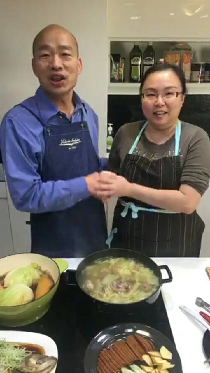 韓國瑜與阿華媽媽二度合體做菜。   圖：翻攝韓國瑜臉書
