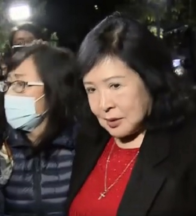 資深藝人鄭惠中抵達北檢時遭到大批媒體包圍，她頻說「對不起、今天衝動了」。   圖：翻攝自電視畫面