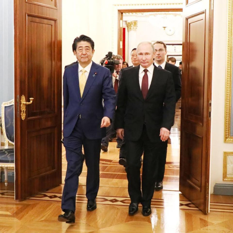 日本前首相安倍晉三（左）先前訪問俄羅斯，與俄國總統普丁（右）洽談日俄和平條約，如今安倍辭職，新任首相菅義偉上任，日俄和平條約議題再次掀起。   圖：翻攝日本首相官邸臉書（資料照）