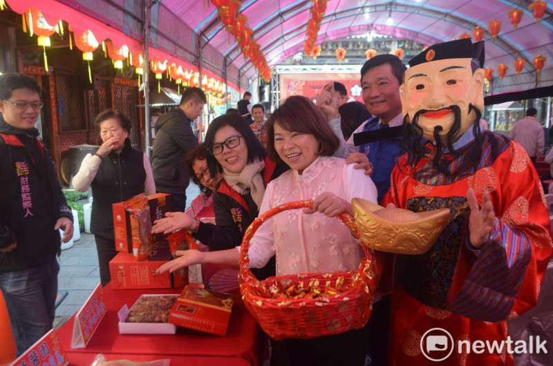 嘉義市長黃敏惠穿著一身喜氣，為嘉義市年貨大街活動營造歡樂氣氛。   圖：蔡坤龍/攝