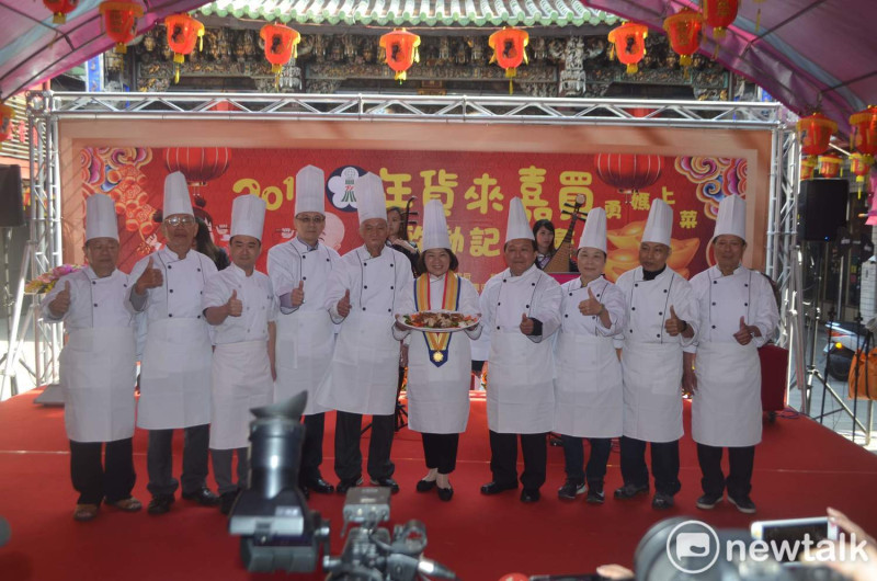 嘉義市長黃敏惠穿著廚師服上年菜。   圖：蔡坤龍/攝