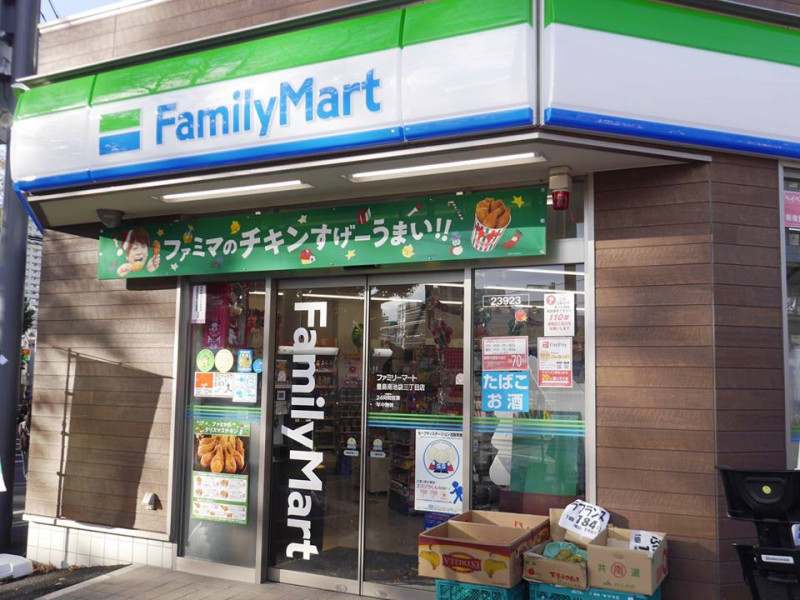 日本便利商店將全面下架成人雜誌。   圖 / 翻攝自臉書「全家日本　FamilyMart Japan」