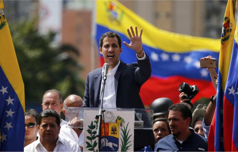 群眾早已湧上卡拉卡斯（Caracas）街頭，揮舞著國旗，等候出訪鄰國的瓜伊多（Juan Guaido）歸國，以再次發起反對現任總統馬杜洛的行動。瓜伊多自封為委內瑞拉臨時總統，已獲得50多國承認。   圖：達志影像/美聯社