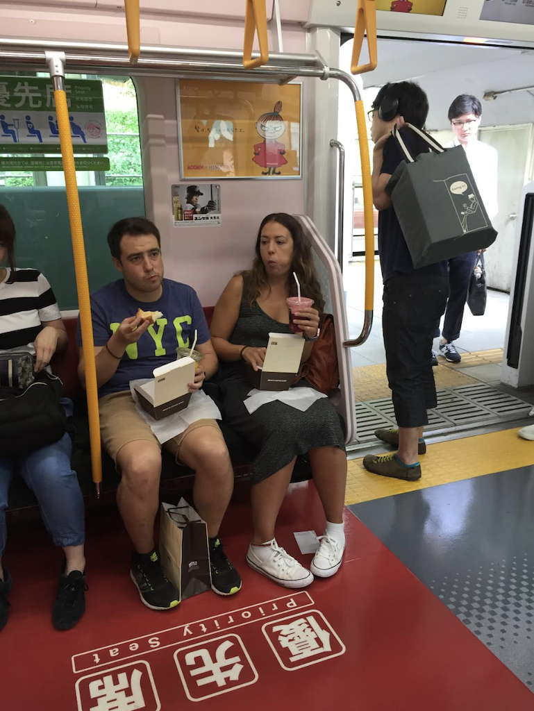 也有外國觀光客看不懂漢字，在不能飲食的東京都內電車的博愛座吃喝起來。   圖：劉黎兒攝影