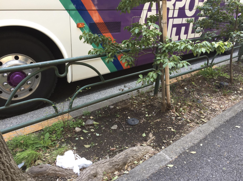 陸客巴士旁常遭拋棄尿片等垃圾，讓日本人難以接受。   圖：劉黎兒攝影