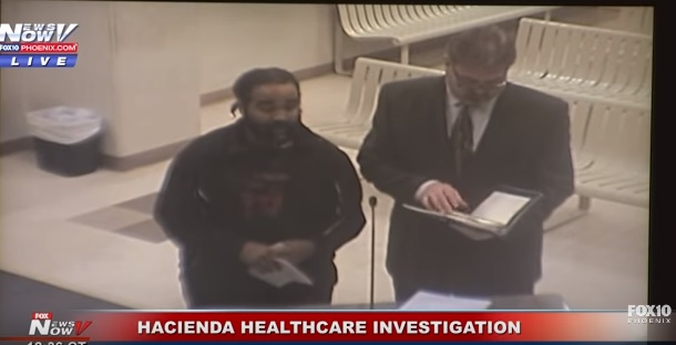 美國海地裔男護士薩瑟蘭（左）涉嫌利用照護之便，強姦女植物人產子，23日在律師陪同下到案。   圖：翻攝YouTube/FOX 10 Phoenix