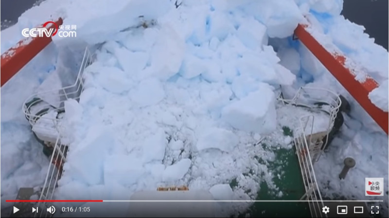 中國大陸極地考察船「雪龍號」本月19日意外撞上冰山，大塊冰雪、碎冰堆滿船頭甲板，估計重達250頓，造成船體多處受損。   圖：翻攝小央視頻YouTube