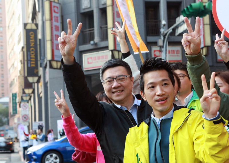 民進黨主席卓榮泰25日陪同立委候選人何志偉街頭拜票。   圖：民進黨提供