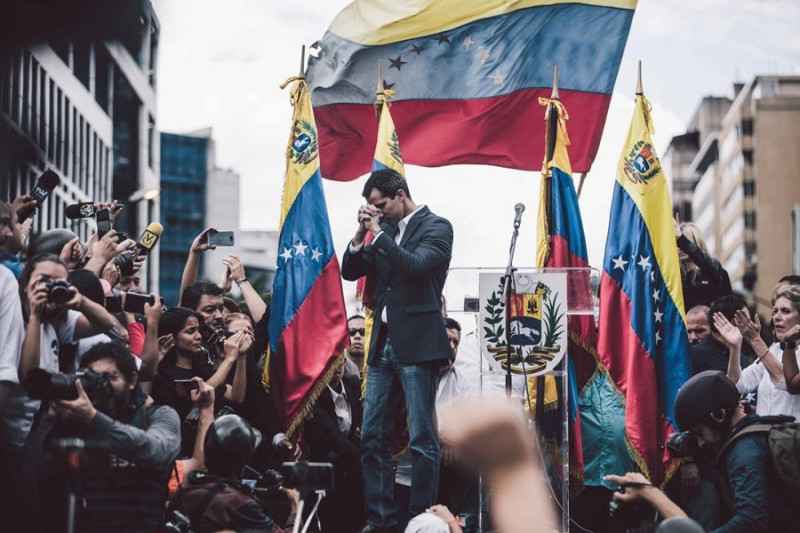 委內瑞拉反對派領袖、國民議會主席瓜伊多(中間站立者)自行宣告成為「臨時總統」後，警方與反對派抗議群眾爆發衝突，超過350人被捕。   圖：翻攝自Juan Guaido推特