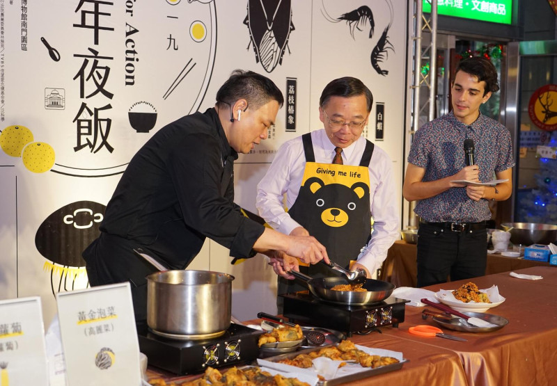 國賓飯店主廚林建龍與台博館館長洪世佑聯手示範年菜料理。   圖：台灣博物館提供