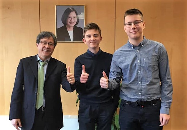 駐德代表謝志偉（左一）接受德國柏林高中生訪談台灣歷史。   圖：謝志偉臉書粉絲專頁
