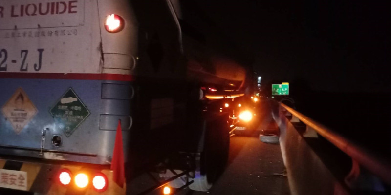 中山高大林交流道下方2公里，凌晨2時55分發生油罐車與5部自小客車連環撞事故。   