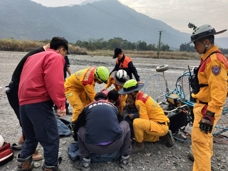 警方今日接獲民眾報案，屏東縣一名男子，使用動力飛行傘不慎而摔落河床，警方確認傷者位置後，立即派遣特搜隊前往。   圖:翻攝自網路。
