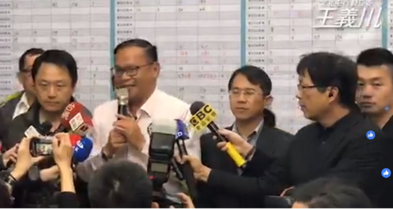 民進黨候選人王義川在下午5:00自行宣布敗選。   圖：圖片取自王義川臉書
