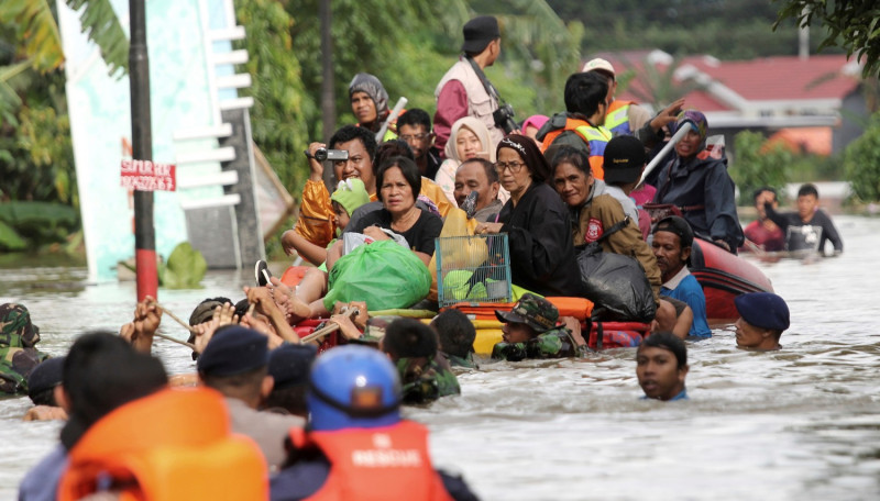 印尼蘇拉威西島（Sulawesi）在過去一周遭受洪水、土石流及龍捲風襲擊，造成至少68人死亡，還有7000人被迫到緊急避難所避難。   圖: 達志影像/美聯社