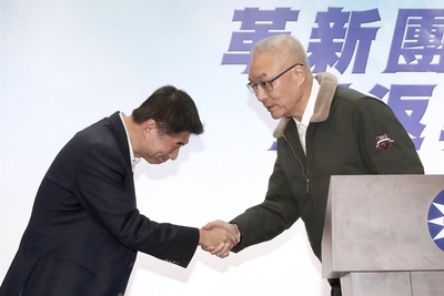 台北市第2選區立委補選結果27日出爐，國民黨候選人 陳炳甫（左）參選失利，國民黨主席吳敦義（右）晚間 現身中央黨部，向陳炳甫握手表達感謝。   圖：中央社