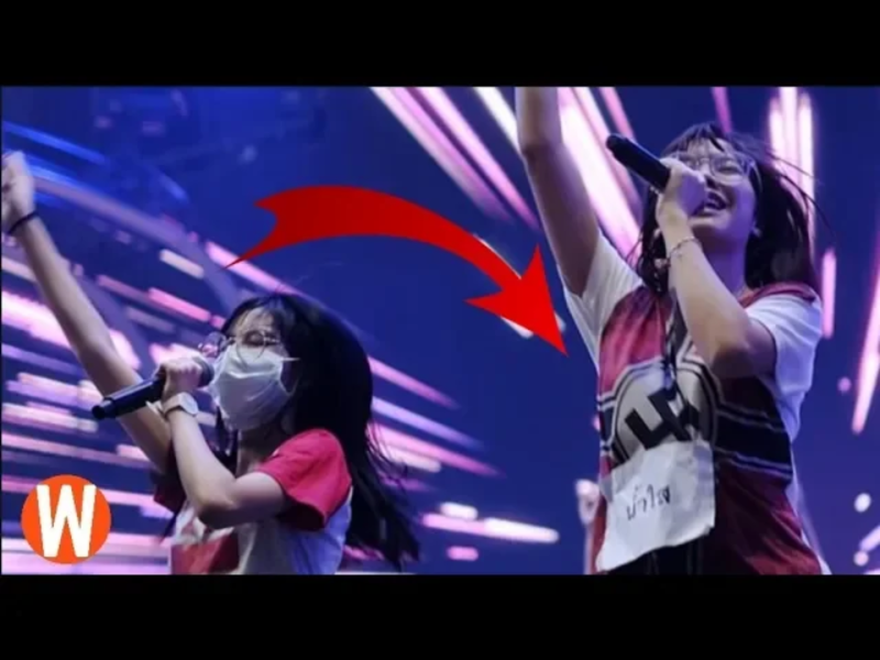 BNK48本名比查亞帕（Pichayapa Natha）的成員Namsai在25日團體為電視演出彩排時，穿著有卐字圖案的紅黑色上衣。BNK48是日本女團AKB48海外分支。   圖：翻攝自Youtube