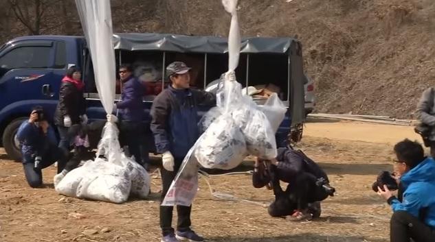 雖然韓國與朝鮮關係改善，但空飄宣傳品等物資行動仍未間斷，圖為韓國空飄宣傳品至朝鮮資料照。   圖：翻攝YouTube/ODN