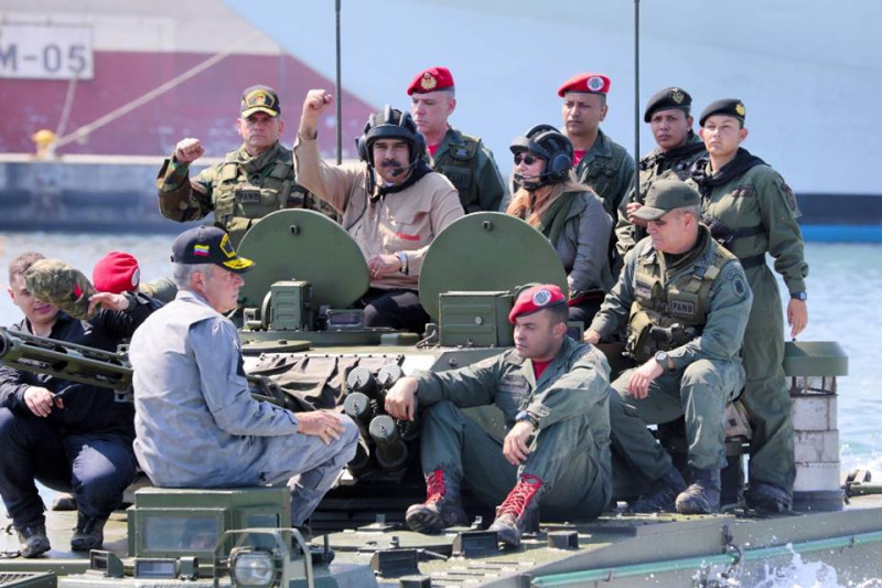 委內瑞拉目前的領導人馬杜洛（後排左二）寄望軍方支持，頻頻到部隊為官兵打氣。   圖：翻攝馬杜洛臉書