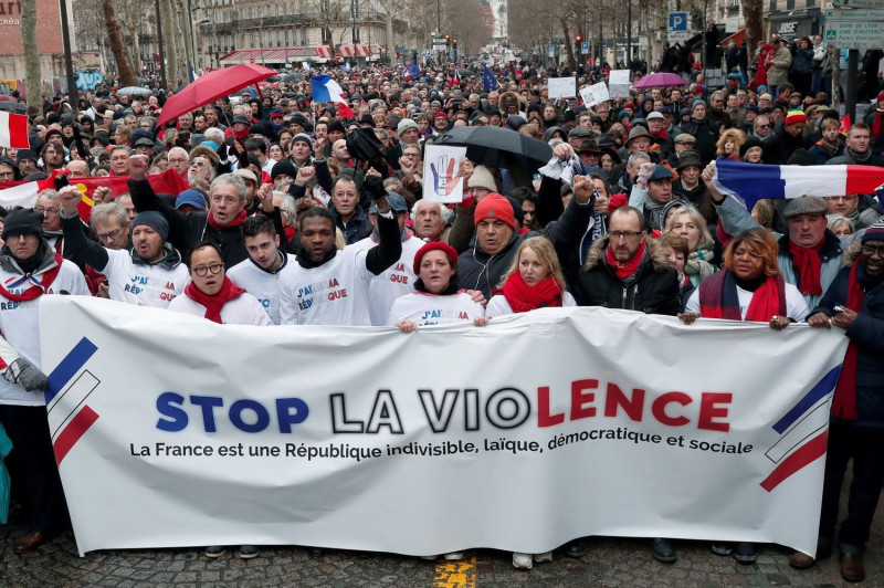 法國出現「紅領巾」勢力，不滿每週末的抗議行動阻礙交通和經濟，也看不下去暴力滲入公民集會，在27日上街遊行。   圖 : 達志影像/ 路透社