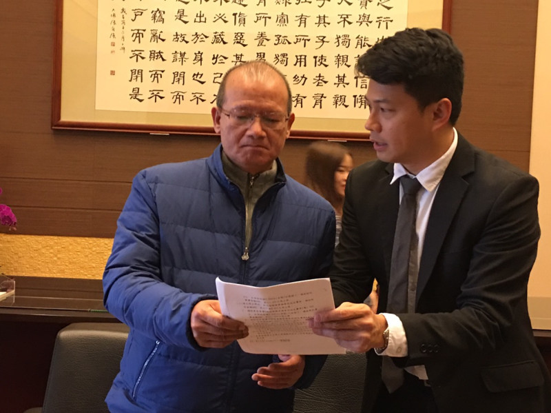 台中市議長張清照（左）要求交通局長葉昭甫妥善規劃海線地區公車。   圖 : 台中市議會/提供 