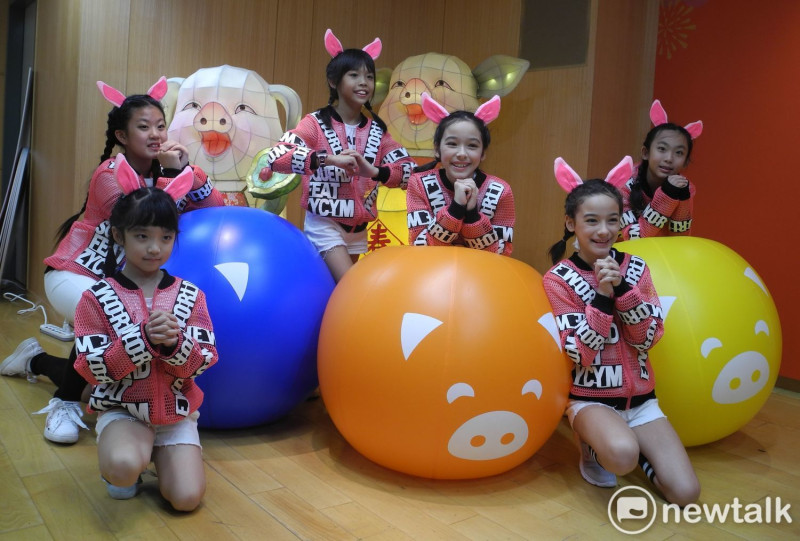 新北祈福燈會記者會中，安排小朋友展現「豬福滿滿」的童趣。    圖：王峻昌/攝
