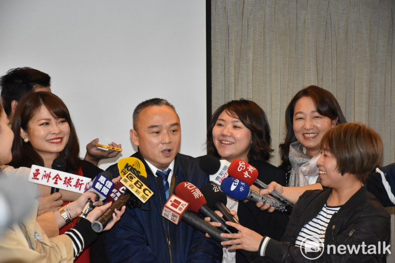 高雄市觀光局長潘恆旭(左二)邀三位國民黨女議員唱《在水一方》。   圖：孫家銘／攝