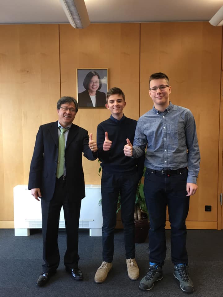 兩位柏林高中生訪問駐德代表謝志偉。   圖：翻攝謝志偉粉絲頁臉書