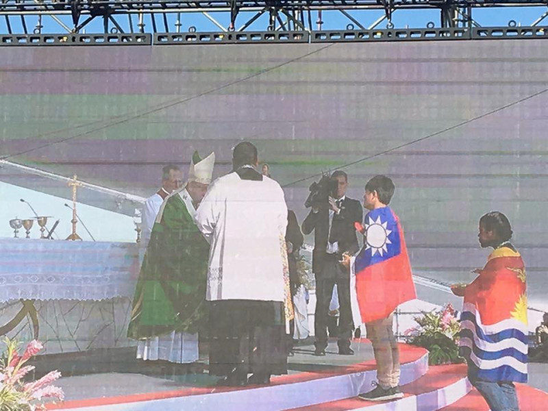 台灣男孩身披青天白似滿地紅國旗，代表亞洲青年上台向教宗奉獻酒水。   圖：翻攝Magis青年中心臉書