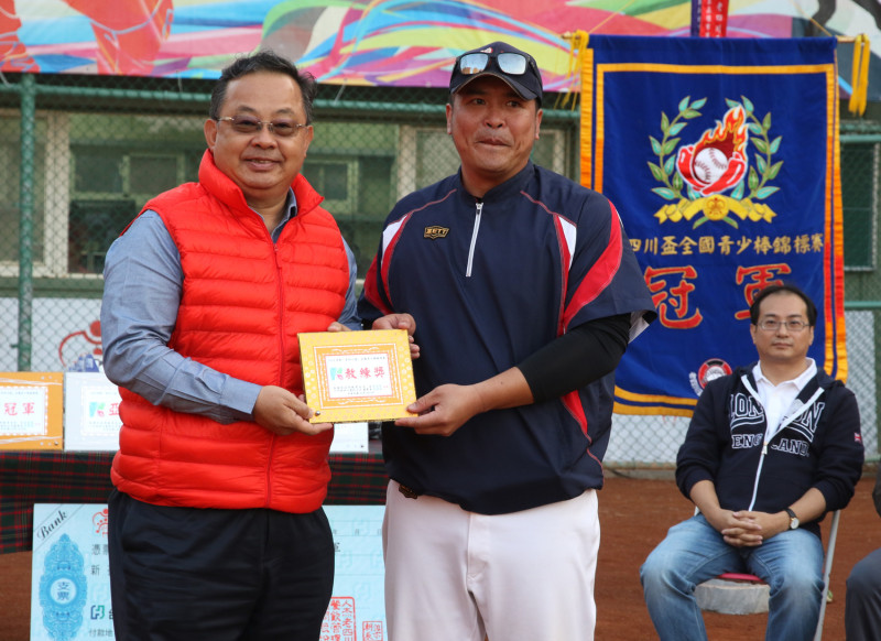 余政憲(左)頒發教練獎給關西總教練田家安。   圖：高雄市運動發展局提供